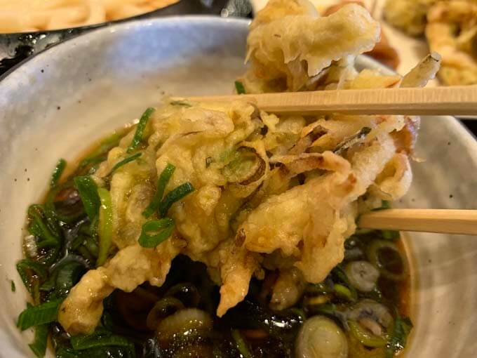 お好みの天ぷらを出汁につけて食す