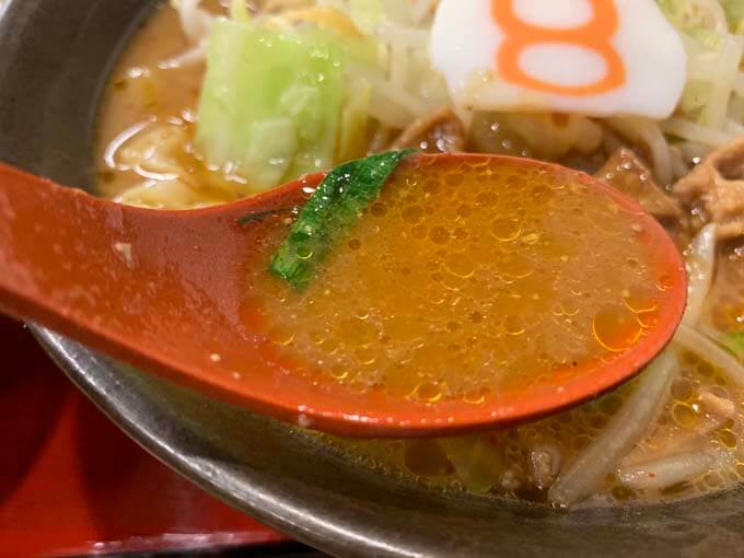 牛もつのエキスが溶けた味噌スープ