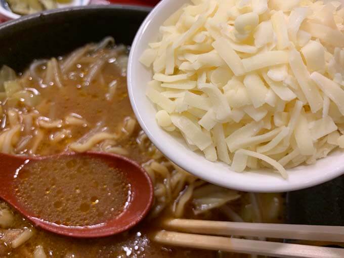 豪快にチーズをぶっこむ