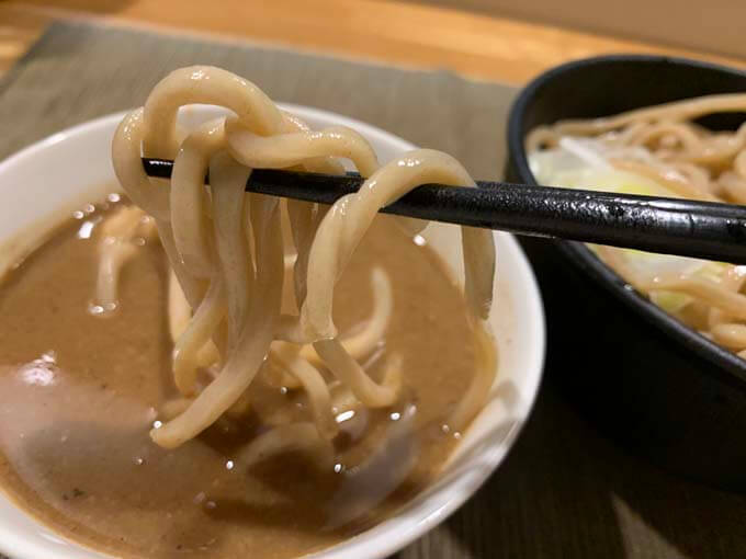 濃厚スープと麺がマッチする