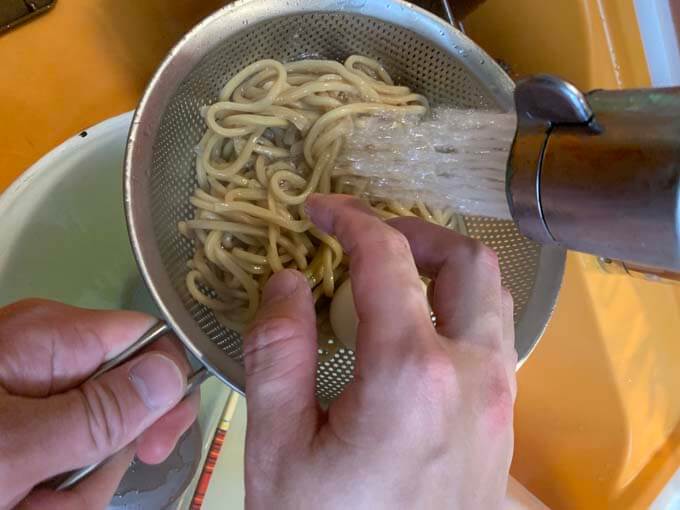 冷水で麺をしめていく