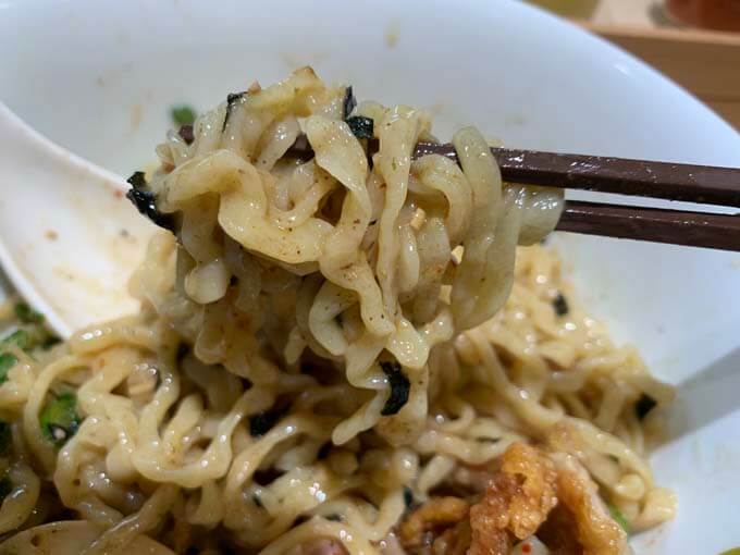 ちぢれた太麺
