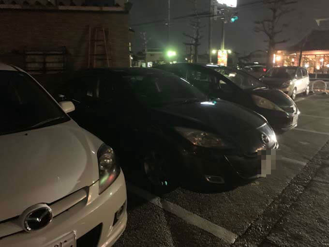 狭めの駐車場なので注意