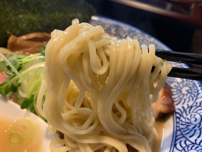 プチプチと弾ける中太のストレート麺