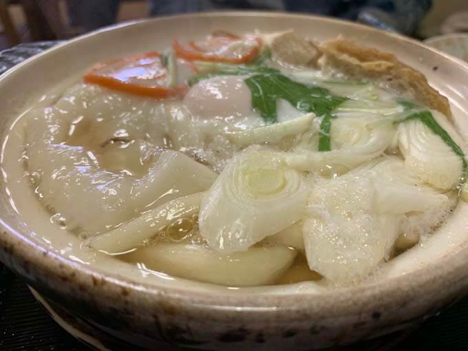 グツグツと煮立った鍋焼きうどん