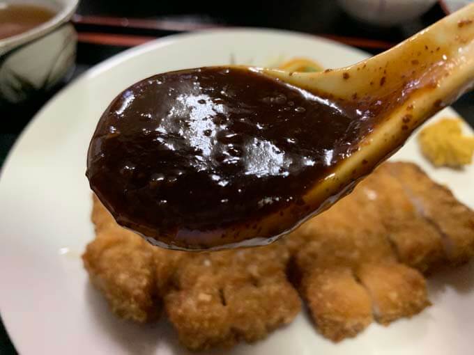 濃厚ソースをかける