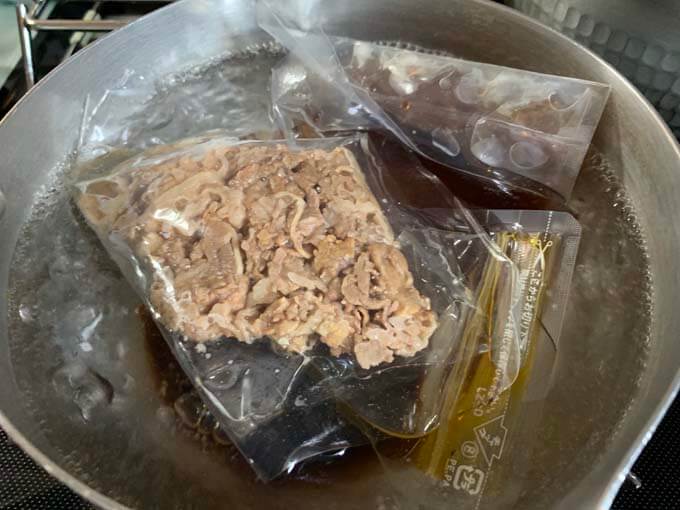 スープ・トッピングを投入