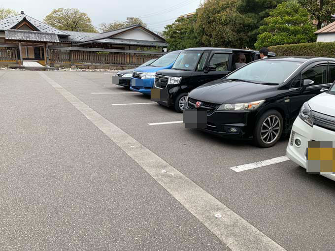隣りに無料駐車場