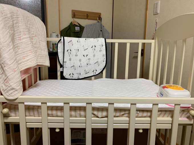 ワンタッチで柵を下げられる