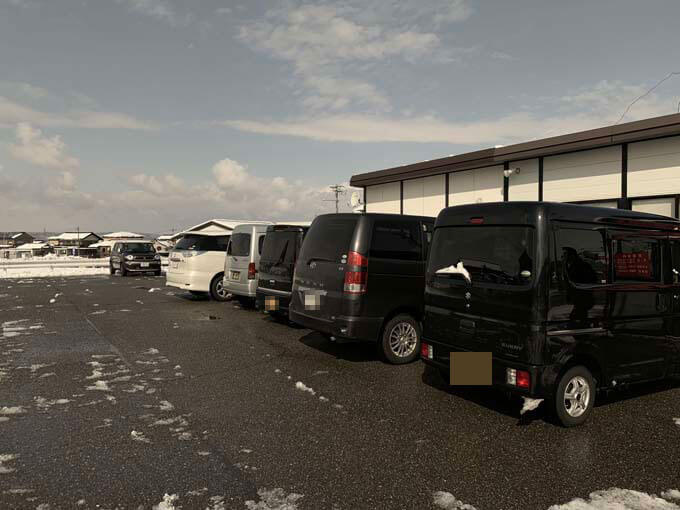駐車場は広々としている