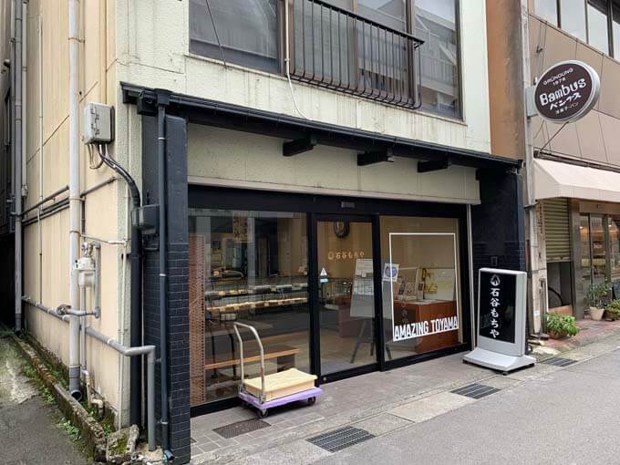 中央通りにある老舗のお菓子屋さん