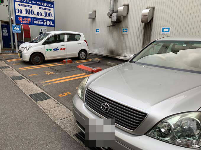 隣の駐車場をご利用ください