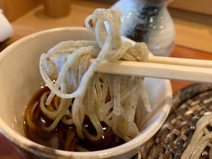 出汁つゆをつけて食す"