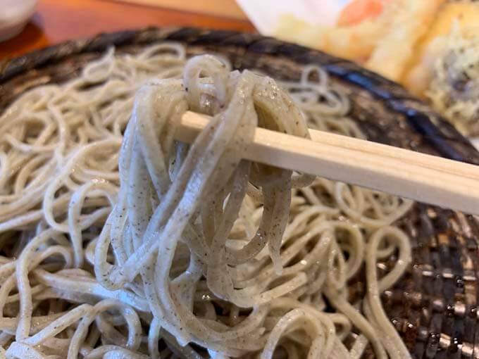 まずは蕎麦だけで一口