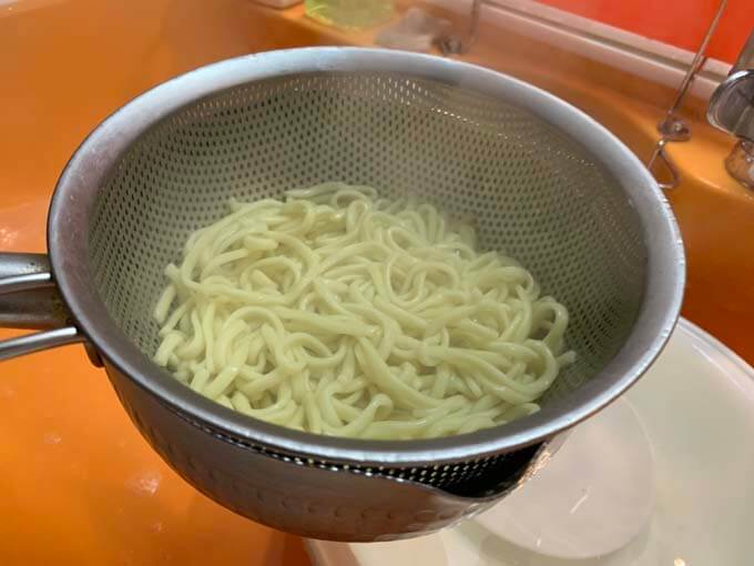 麺を湯ぎりします