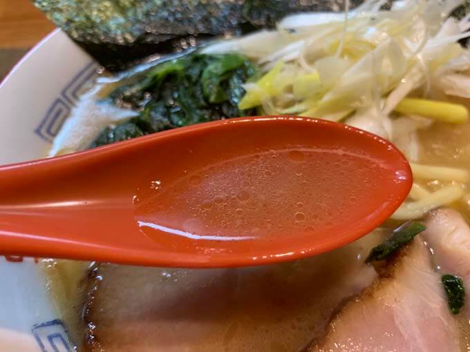 鶏油がおいしい豚骨醤油スープ