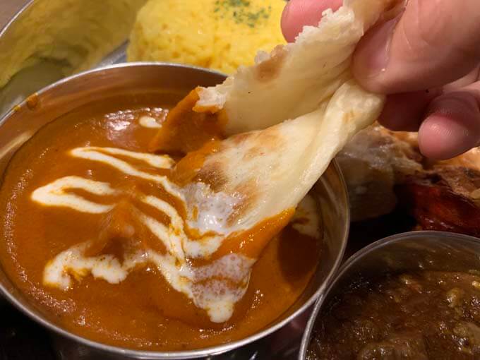 ナンとマッチするバターチキン