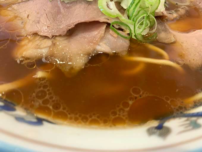 濃厚でいてあっさりとした醤油スープ
