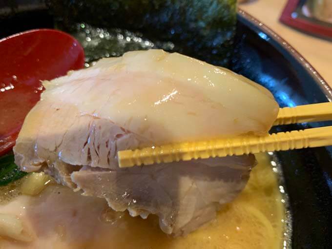 厚めにカットされたチャーシュー