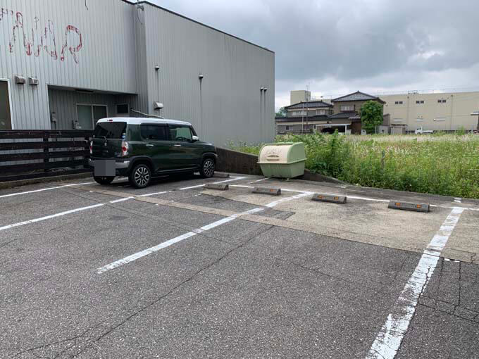 駐車場は狭め