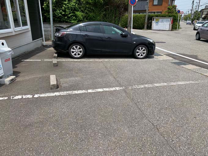 お店横の駐車場