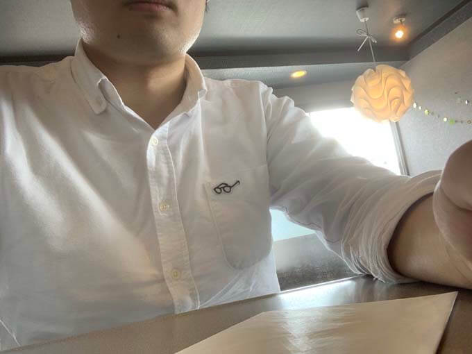 白シャツで来店
