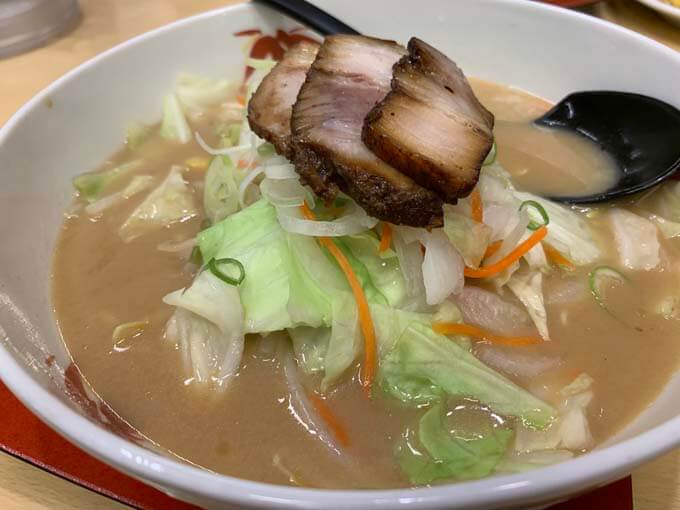 醤油豚骨ラーメン野菜増し 860円