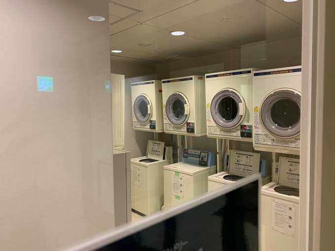 1Fにはコインランドリー