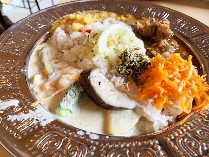エビとチキンのあいがけカレー