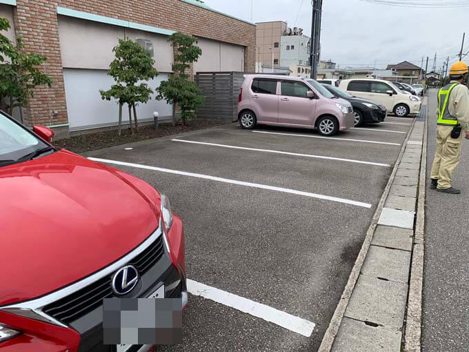 側面の駐車場