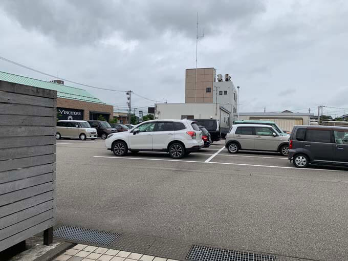 後ろの広い駐車場