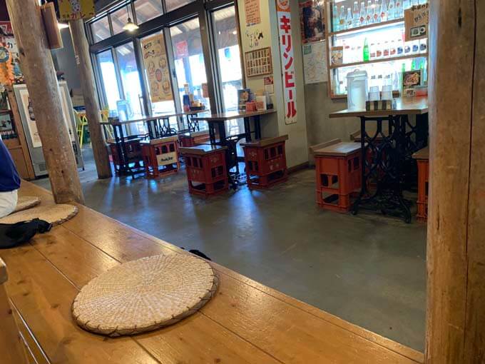 店内は大衆食堂のようなつくり