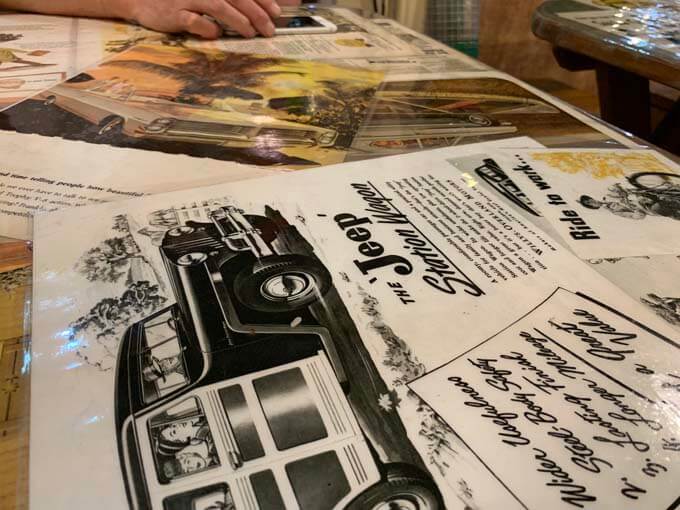 英字雑誌風のテーブルクロス