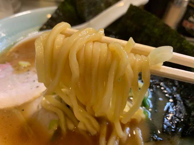 ツルツルのストレート太麺
