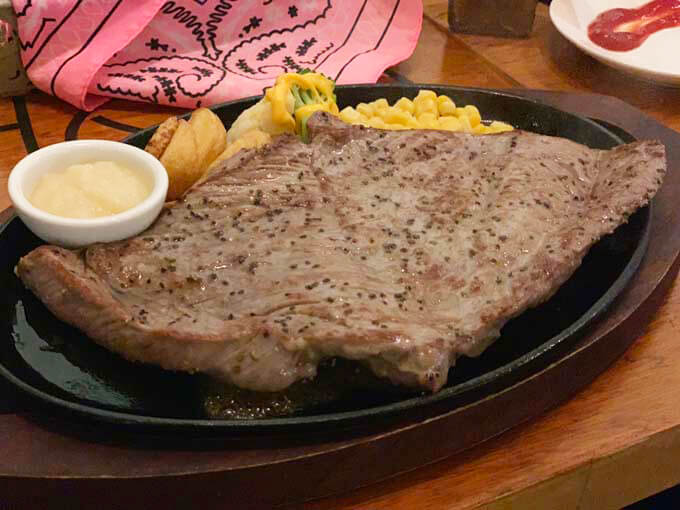 ステーキハウスBB 北谷 | 1ポンドのイチボステーキ「おろしニンニクと相性抜群」