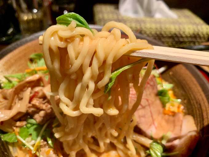 トロッとスープにマッチする中太麺