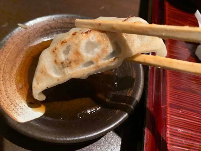 モチモチの皮、旨味たっぷりの餃子