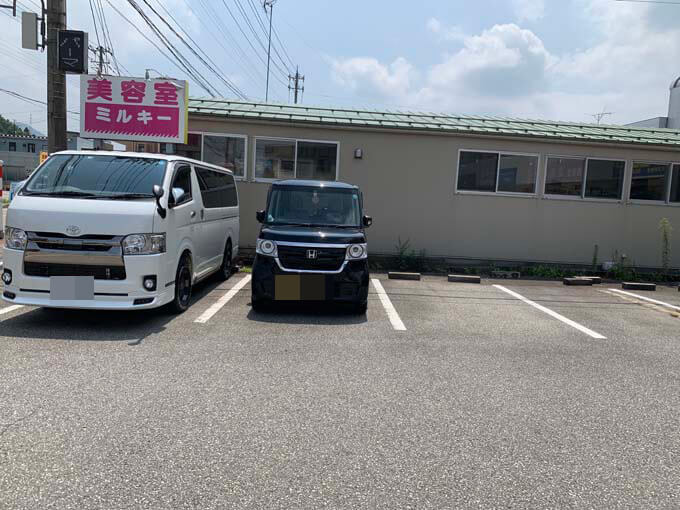 お店の前の駐車場