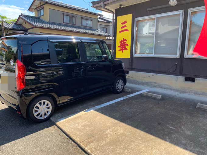 歩道沿いにある駐車場