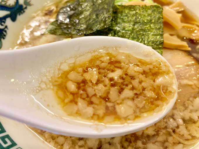 醤油スープと背脂がマッチ