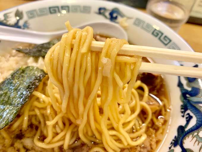 背脂を吸った中華麺がうまい
