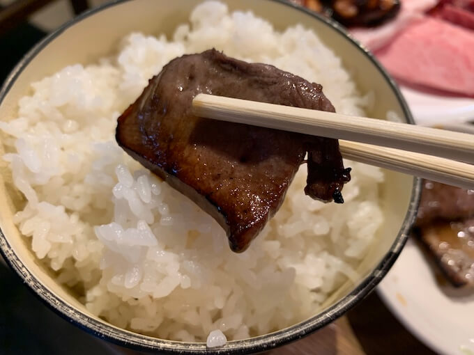 肉厚にカットされた牛タン