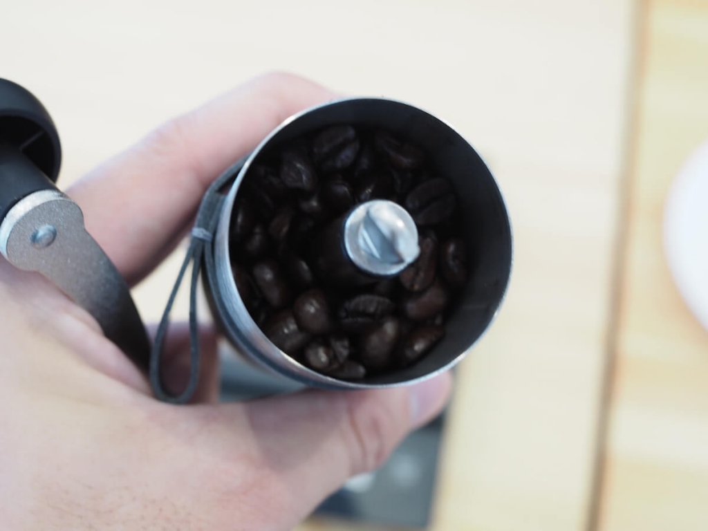 コーヒー豆を投入