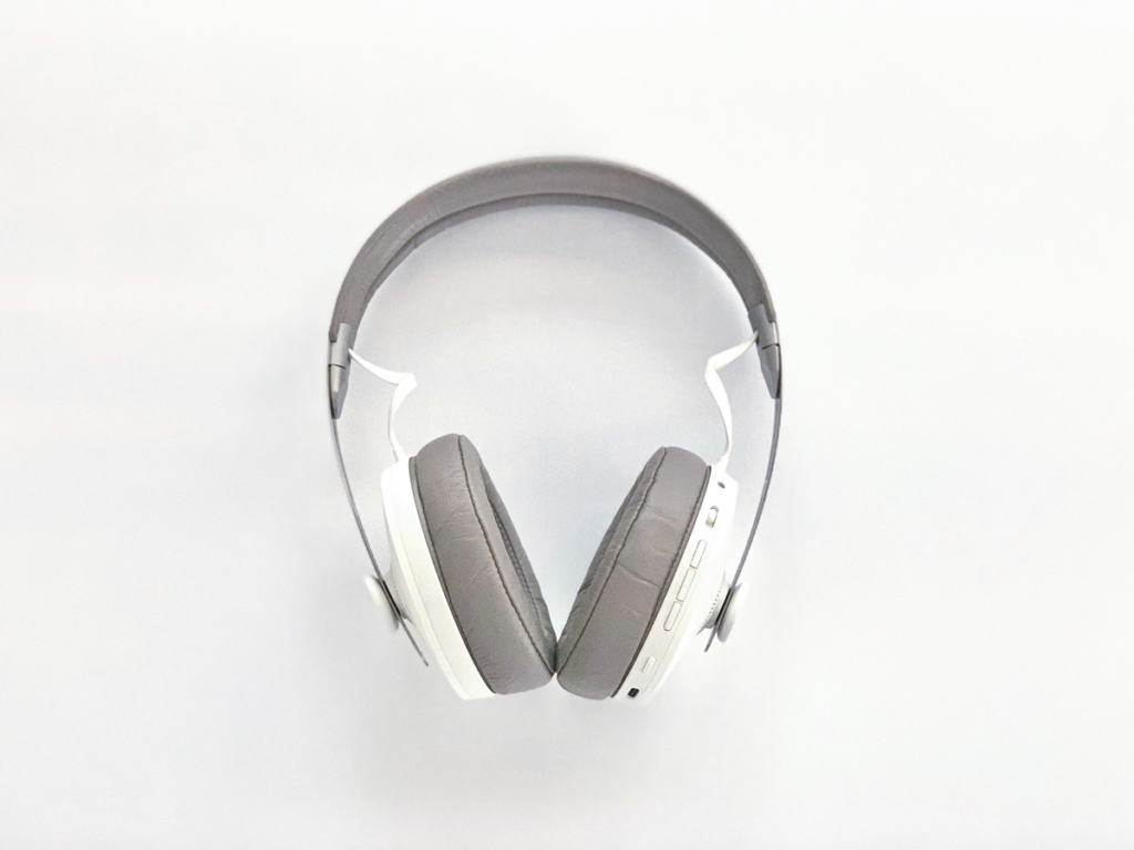 没入できるハイエンドなヘッドフォン「SENNHEISER MOMENTUM Wireless」一度聴いたら、もう戻れない